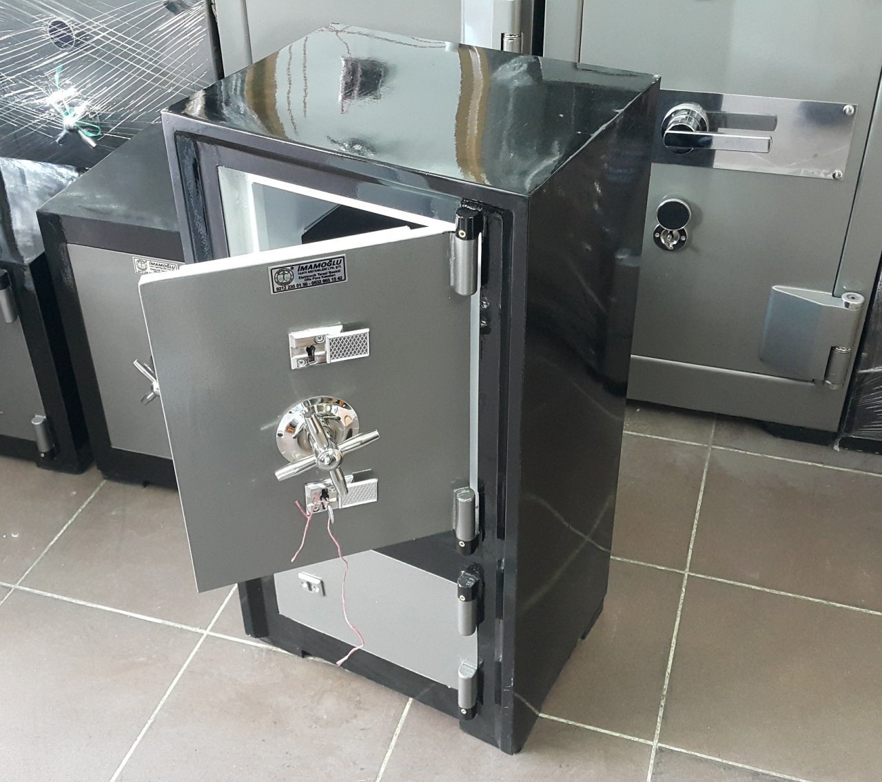 Çelik Para Kasası 85 Cm 125 Kg Gizli Bölmeli Kademeli Kilit